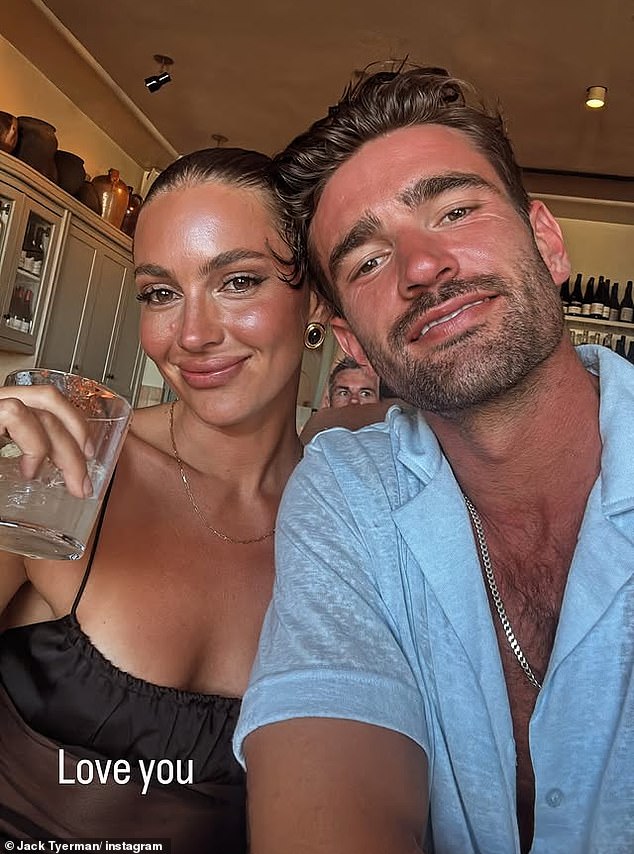 كانت آخر مرة مرتبطة بـ Toyboy Jack Tyerman (يسار) - الذي أعلن منذ ذلك الحين ارتباطه بامرأة أخرى ، آشا ديلون (يمين)