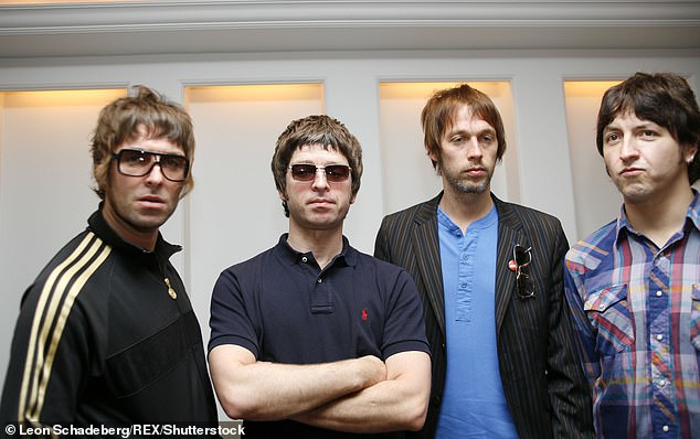 (LR) Oasis Stars Liam و Noel Gallagher ، Andy Bell و Gem Archer في عام 2006. كانت الفرقة في حالة توقف منذ عام 2009
