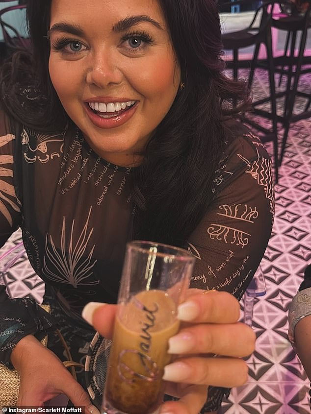 كانت لعبة Gogglebox المفضلة السابقة تتباهى بإطارها النحيف في اللقطات المنشورة على Instagram ، وتظهر ليلتها البرية مع أصدقائها