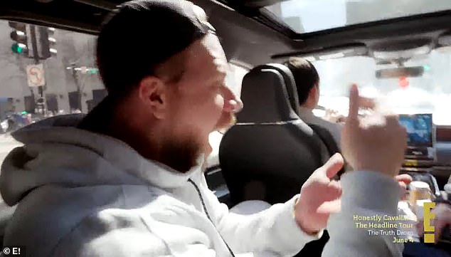 ثم قطعت الكاميرا إلى اللحظة التي أظهرت فيها Cavallari الصورة الصريحة إلى BFF Justin Anderson في سيارة عداءة ، وأعلن: