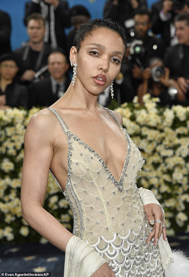 FKA Twigs في صورة Met Gala بعد أسابيع من إجبارها على إلغاء سلسلة من تواريخ جولة الولايات المتحدة الأمريكية