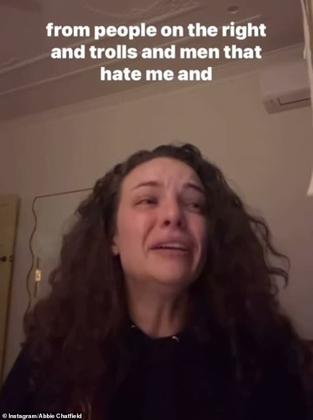 في خضم العداء ، كانت تشاتفيلد قد ناشدت دموعًا لفورد لتكوين انتقاداتها ، قائلة إنها كانت غير عادلة وكانت إضافة مؤلمة إلى الإساءة التي تتلقاها من أولئك الذين ينتقدون سياساتها اليسارية