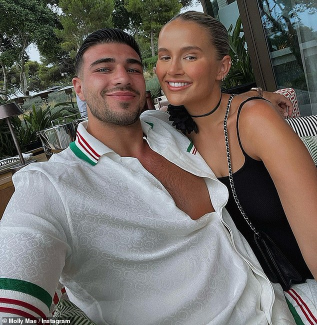 صدم نجم لوف آيلاند السابق والملاكم ، وكلاهما يبلغ من العمر 26 عامًا ، معجبيهما في الصيف الماضي عندما أعلنوا أنهم انقسموا ، حيث كشف تومي لاحقًا عن شربه