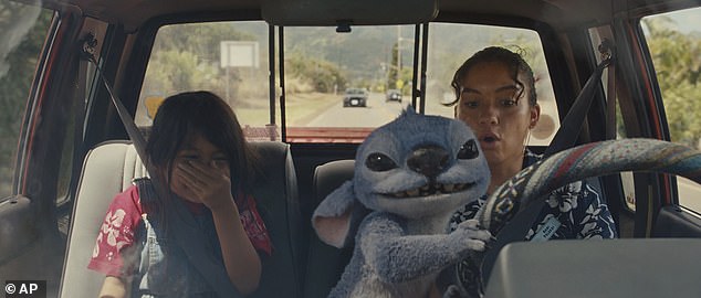 رقم واحد في الأسبوع الماضي ، Live-Action Lilo & Stitch ، انخفض إلى المركز الثاني بعد ثلاثة أسابيع في أعلى 15 مليون دولار