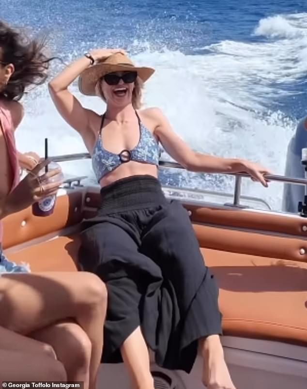 في السابق ، تومض جورجيا ABS في بيكيني زرقاء زرقاء وهي تشارك فيديو فرحان على Instagram من رحلة قارب كابوس في اليونان