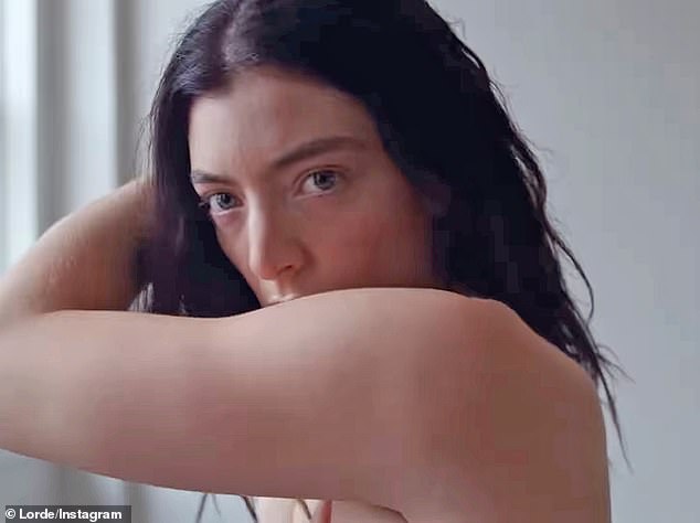 ذهبت Lorde عاريات عندما أزعجت الفيديو الموسيقي القادم لأغنيتها Man of the Year