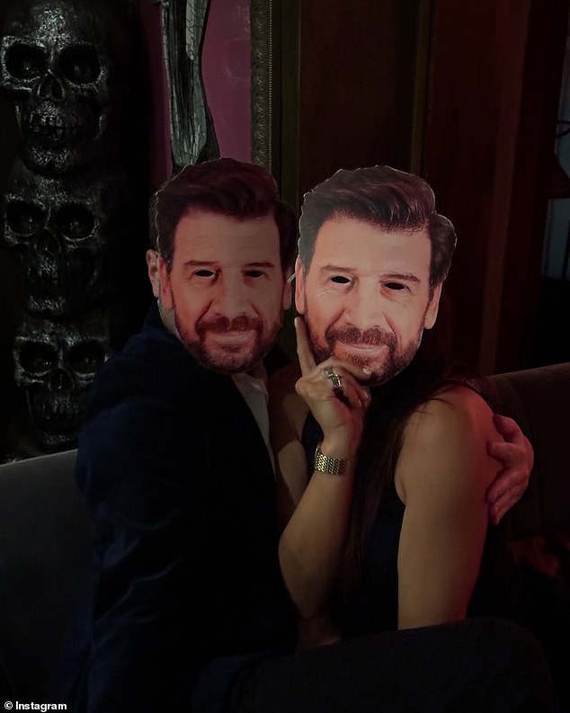 في الشهر الماضي ، بدأت كاتي احتفالات حفلات الزفاف مع دجاجةها في فاخر فندق Karma Sanctum ، مع المجموعة التي ترتدي أقنعة Nick Knowles Face