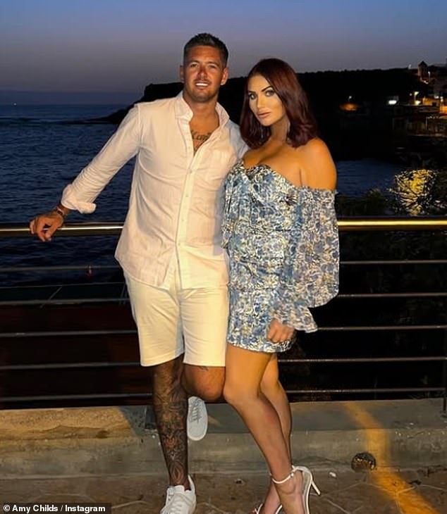 يأتي ذلك في الوقت الذي ألغت فيه نجمة TOWIE ، 34 عامًا ، حفل زفافها إلى خطيبها بيلي DelboSQ بعد فترة مرهقة تتعامل مع اعتلال والدتها وفقدان الوزن الشديد (في الصورة في عام 2022)
