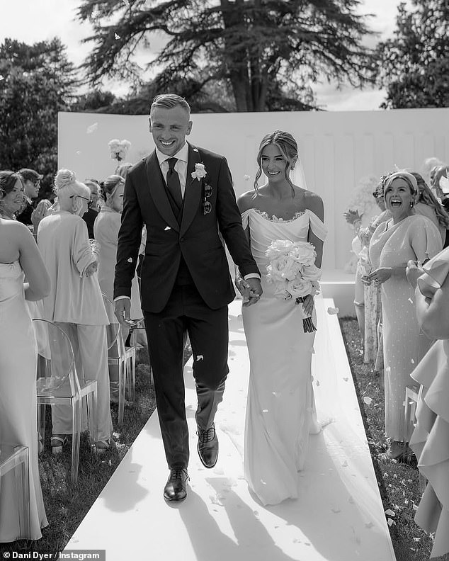 لقد فاجأت شخصية التلفزيون ، 28 عامًا ، ثوبًا أنيقًا بعيدًا عن الكتف لربط الحقد مع قبطان وست هام ، أيضًا 28