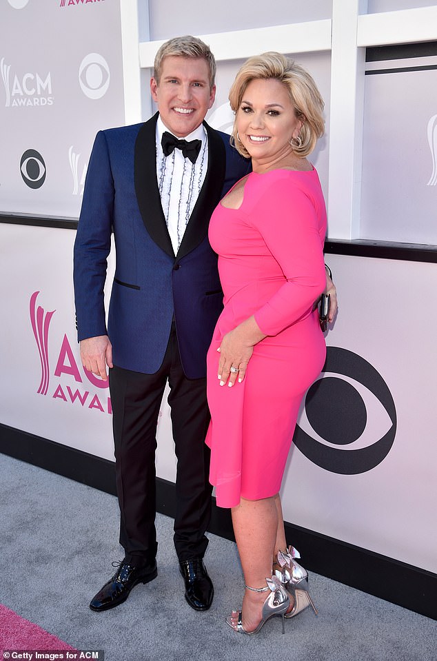 حصل هنا Comes Honey Boo Boo Alum ، 19 عامًا ، على مقابلة جديدة مع الصفحة السادسة التي تم إطلاق سراح Chrisley Know Star من السجن يوم الأربعاء - بعد ساعات فقط من العفو من الرئيس ترامب إلى جانب الزوج تود ؛ (تود وجولي في عام 2017)