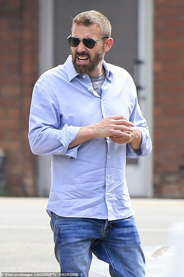 Affleck - الذي كان جالسًا في مقعد السائق مع النافذة المتدحرجة - كان يرتدي قميصًا أزرق فاتحًا مع الأكمام المتداول في الطقس الدافئ
