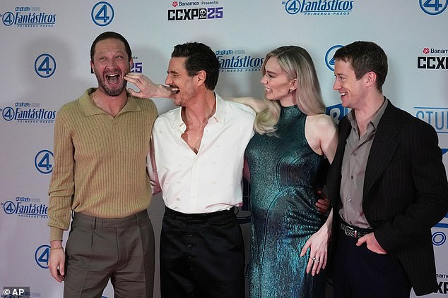 في الفيلم ، يجب على Fantastic Four حماية عالمهم الرجعية المستوحى من الستينيات