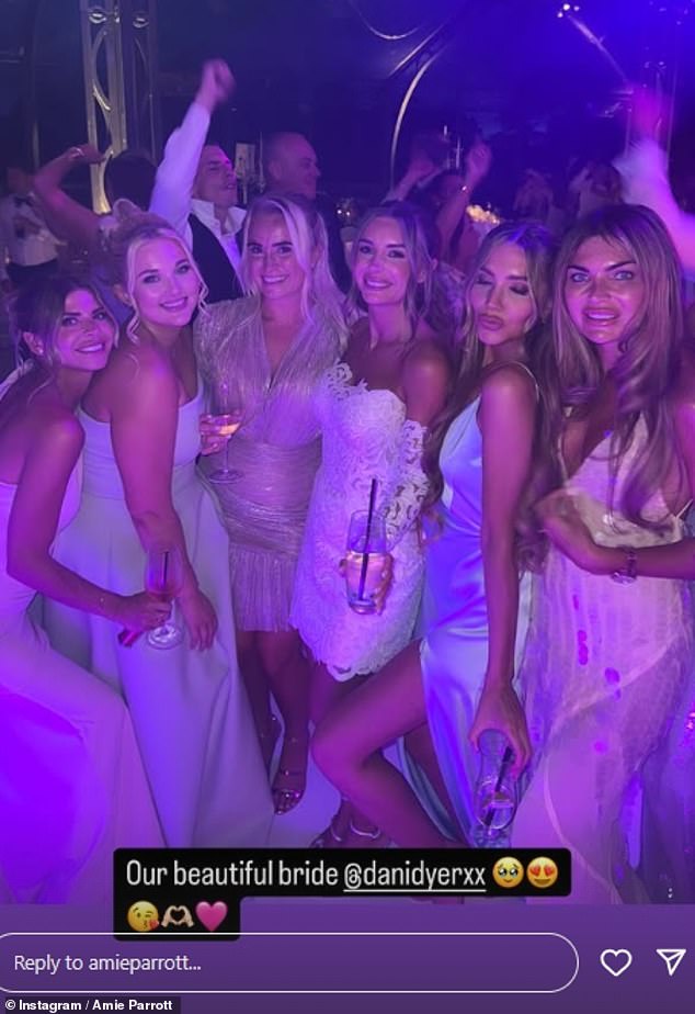 في عدد كبير من اللقطات التي تم إعادة نشرها على Instagram ، شارك الضيوف في فندق Langley الفاخرة في Buckinghamshire