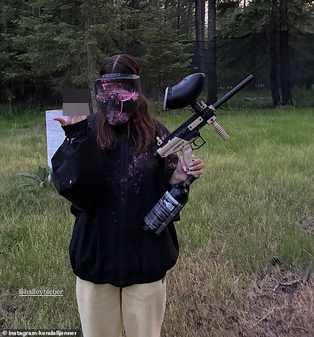 شوهدت عارضة الأزياء البالغة من العمر 28 عامًا وهي تلعب لعبة Paintball مع BFF Kendall Jenner ، لكن النزهة الودية اتخذت منعطفًا فرحانًا عندما قلبت Hailey الطائر في Kendall في SNAP على الإنترنت