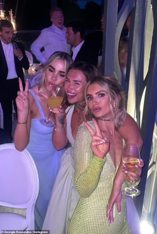 شاركت نجمة Towie Georgia عددًا كبيرًا من اللقطات يوم الأحد من حفل الاستقبال الصاخب
