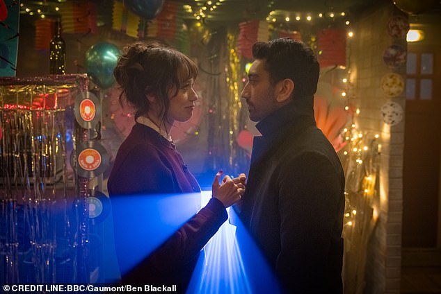 The Pair Star in BBC Three Film Club ، العزف على العشاق في المسلسل ، والذي يتبع إيفي (Aimee) الذي يقوم بإعداد نادي للأفلام مع أفضل صديق لها Noa (Nabhaan Rizwaan) المصورة