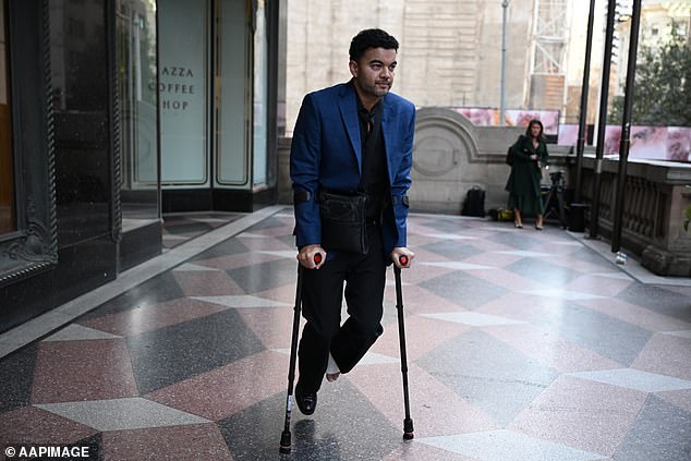 صانع الضارب البالغ من العمر 43 عامًا ، والذي من المتوقع أن يتخذ الموقف هذا الأسبوع خلال محاكمة الاختلاس لمديره السابق تيتوس ، جلس في المحكمة وهو يرتدي أحذية واحدة وضمادة على قدمه المصابة