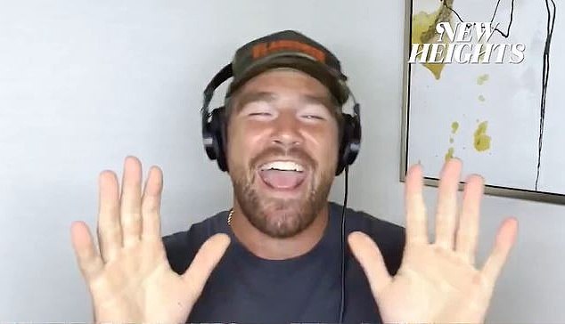 احتفل كيلس بأن صديقته تشتري موسيقاها في مقطع حميم قبل حلقة هذا الأسبوع من New Heights Podcast