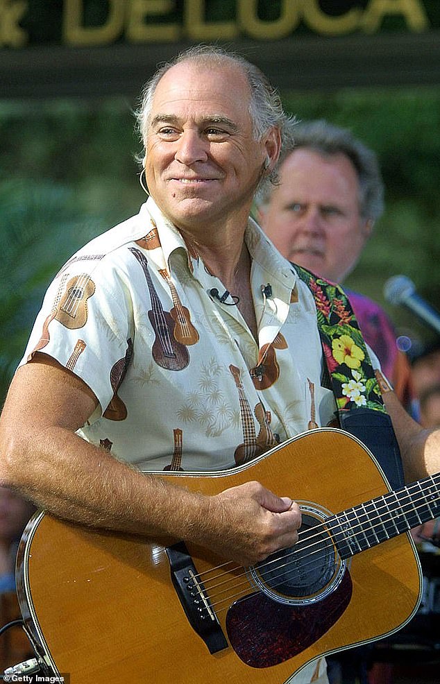 معركة قانونية تختمر على ملكية المغني الراحل جيمي بافيت. قالت أرملة Margaritaville Singers Jane Buffett في المستندات القانونية إنها تعتقد أن المنفذ للدولة ليس صريحًا حول مبلغ 275 مليون دولار. في الصورة في مدينة نيويورك في يوليو 2001