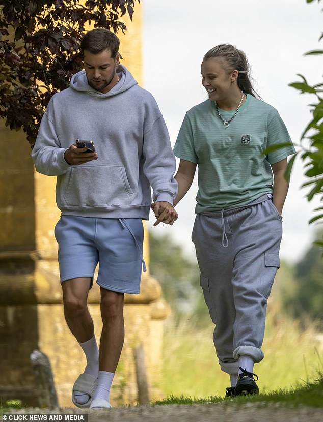 أخبر مصدر أيضًا من قبل dailymail.com أن كريس يبدو أيضًا أنه تلقى ختم الموافقة من آباء JoJo ، Jessalynn و Tom