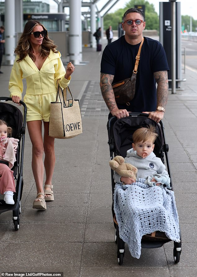 كانت نجمة TOWIE ، 34 عامًا ، التي انضم إليها خطيبها بيلي ديلبوس وتوائمهم ، ارتدى مشتركًا في Order Adructs في الرحلة إلى البرتغال