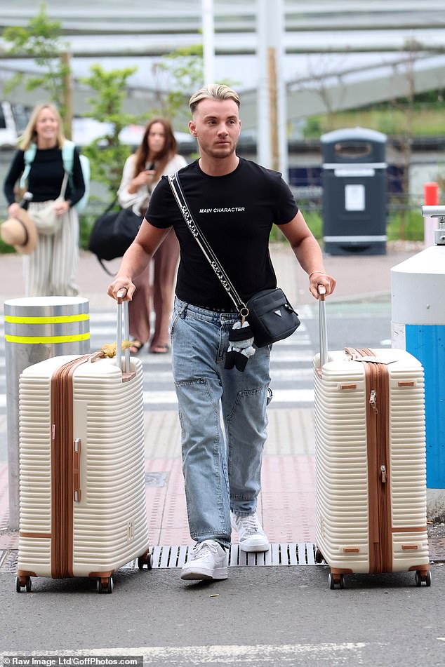 وصل Joe's Ex Harry Derbidge وهو يرتدي تي شيرت