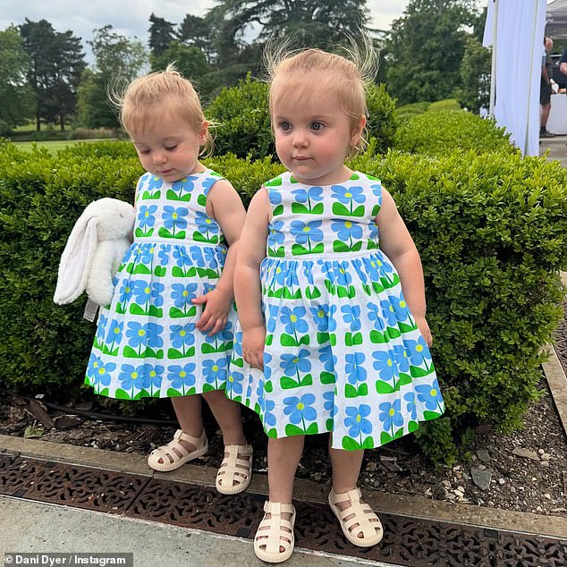 في حين أن بناتها التوأم الخاصة بها و Jarrod Summer and Star ، Two ، كانت بمثابة Girls Flower for Opaly Big Day ، ويمكن أن يُنظر إليها تبدو رائعة في فساتين الأزهار المتطابقة