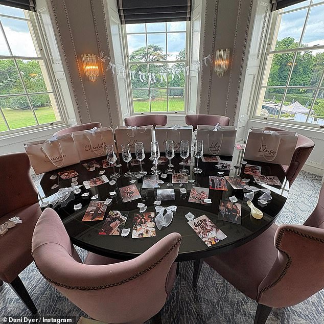 أقيم حفل زفاف Bridgerton تحت عنوان Five Stars Langley Hotel ، الذي يقع في عقار دوق مارلبورو الثالث ، في أراضي الصيد الملكية السابقة