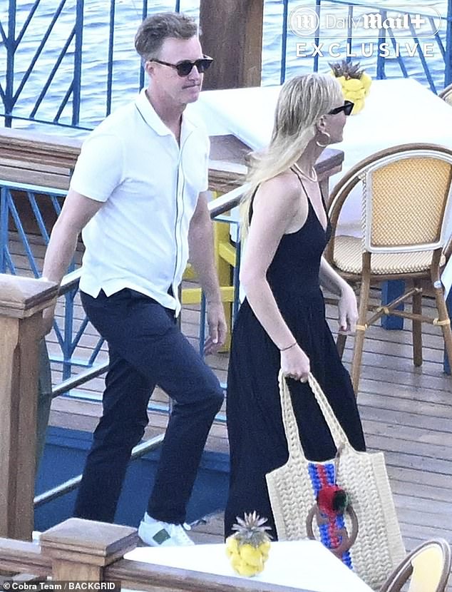 في وقت لاحق ، انزلق Paltrow المشع إلى فستان أسود Maxi الأنيق مثل المجموعة ، والتي شملت الممثل إدوارد نورتون (يسار) ، إلى الشاطئ لتناول العشاء
