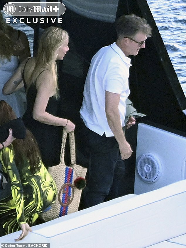 Paltrow ملحق مع بعض أقراط الطوق وقلادة ذهبية أنيقة ، وأمسك حقيبة متماسكة بنية لإنهاء المظهر