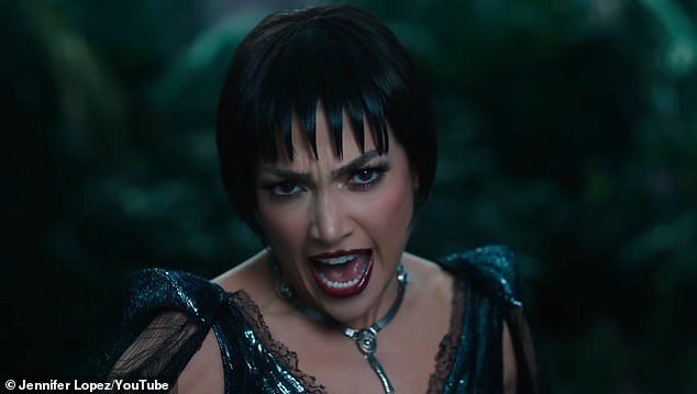 الممثلة التي تربى برونكس تلعب شخصية وهمية تدعى أورورا ، والتي كان يحلم بها مصفف شعر مثلي الجنس لويس مولينا