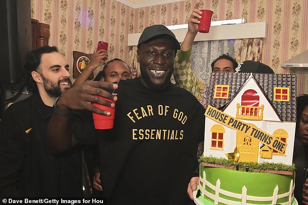 كان Stormzy ، 31 عامًا ، في حالة معنوية كبيرة وفجر الشموع على كعكة ضخمة قبل الأداء لضيوفه