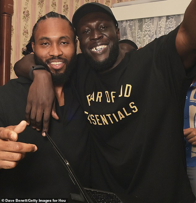 Stormzy (R) مشتركة مع زميله الموسيقي Osh aka Osh هذا الجانب (L)