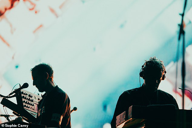 تشمل أعمال أخرى على مشروع القانون Charli XCX و Jamie XX و London Grammar