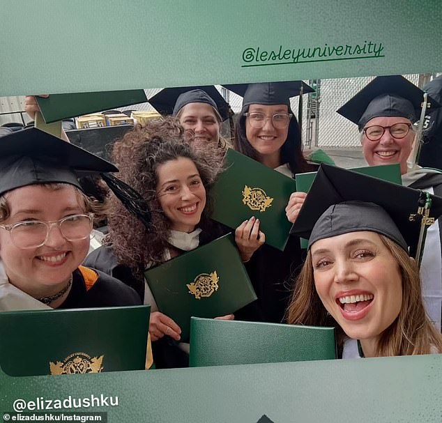 شاركت أيضًا عدة صور في قصصها في Instagram بما في ذلك صورة واحدة تتظاهر مع زملائها في الفصل الدراسي جميعهم يسعدون إلى القيام به مع دراساتهم