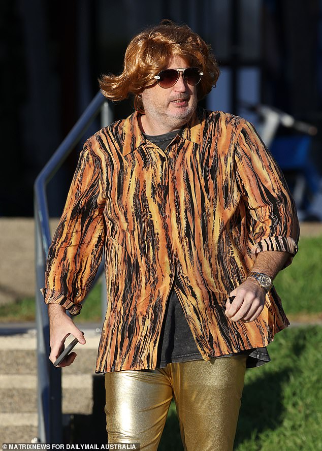 توجيه Disco Dad Energy بالكامل ، اعتنقت ضيفًا آخر الموضوع مع مجموعة أساسية مغطاة بالذهب والتي لا تنظر إلى مكانها في حفل ليلة السبت بعد حمى ليلة السبت