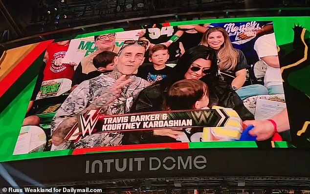 ظهرت شخصية التلفزيون مع لاعب الدرامز Blink-182 وابنهما البالغ من العمر عام واحد في WWE's Money in the Bank في The Intuit Dome