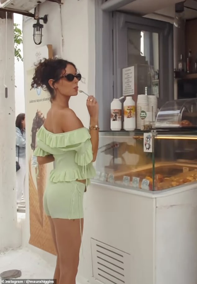 عرضت خريجي Love Island للياقتها البدنية المذهلة في مقطع فيديو شاهدت شرائها ثم تأكل الآيس كريم بالنعناع بشكل مغر