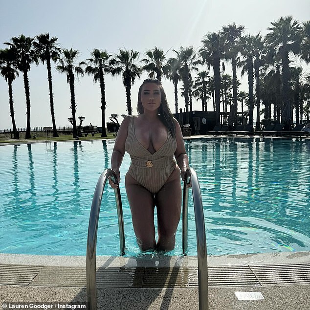 نجم TOWIE حاليًا في البرتغال مع نجومها المشاركين لتصوير سلسلة جديدة من برنامج الواقع