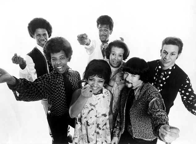 تُنسب إلى فرقته Sly و The Family Stone (التي شوهدت في عام 1968) واحدة من أكثر الفرق الموسيقية نفوذاً في تطوير الفانك والروح و R&B و Rock و Smormedelic Music
