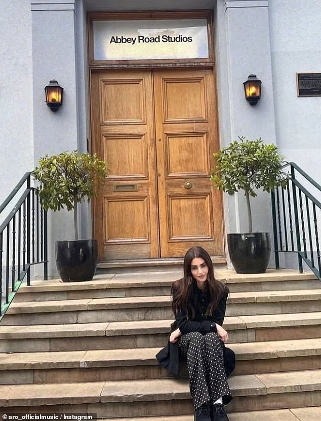 شاركت إيمي في معلم مهني ضخم في منشور عاطفي على Instagram العام الماضي بعد أن سجلت مشروعًا في Abbey Road Studios لأول مرة