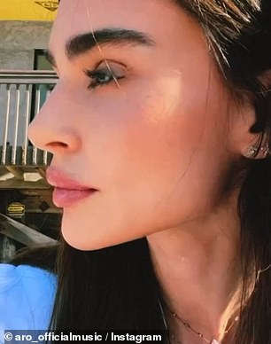 على مدار السنوات القليلة الماضية ، عرضت Aimee مظهرها المحفور وشفتيها ممتلئة في سلسلة من صور شخصية على Instagram