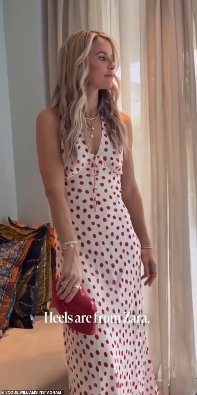 أظهرت Vogue أولاً فستانًا رائعًا أبيضًا وحمرًا من البولكا دوت ماكسي كان سترتديه لمشروبات الزفاف قبل الزفاف