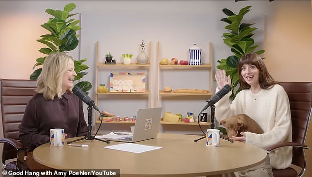 '(هي) أرسلت لي ملاحظة صوتية كأنها ، "سمعت أنك في نادي Razzie وينبغي أن يكون لدينا وجبة غداء ، يجب أن يكون لدينا وجبة غداء شهرية ،"سكوتا تسربت في حلقة يوم الثلاثاء من عرض إيمي