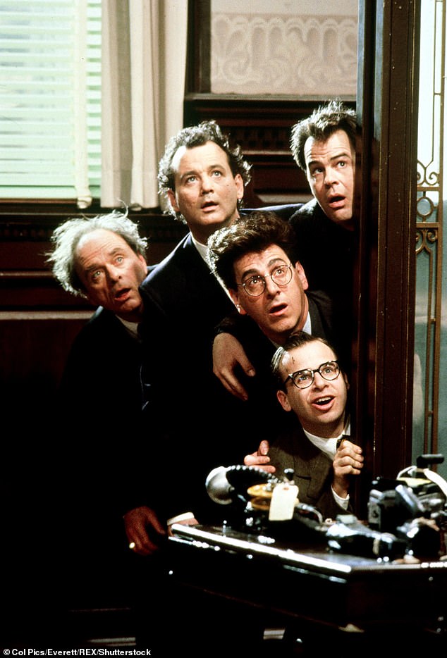 في Ghostbusters II (1989) قام (في الصورة اليسرى) بتصوير القاضي ستيفن ويكسلر الذي ترأس القضية الشهيرة التي تنطوي على مجموعة القتال الأشباح