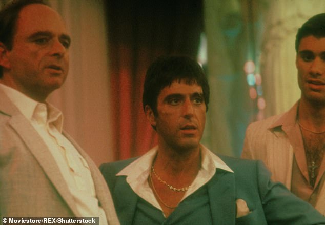 هو (في الصورة اليسار) لعب دور البطولة أيضًا في دور ميل بيرنشتاين في سكارفيس (1983) حيث كانت الشخصية محققًا في شرطة ميامي الفاسدة على رواتب اللورد فرانك لوبيز (روبرت لوجيا) الذي يحاول ابتزاز توني مونتانا (آل باتشينو ؛ يمينًا)