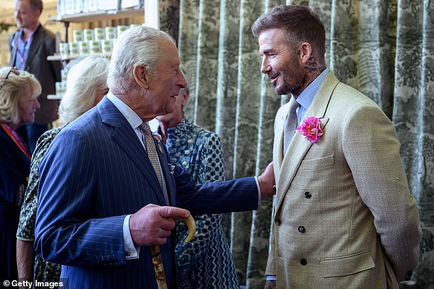تجاذب كابتن إنجلاند السابق مع الملك تشارلز في معرض زهور RHS Chelsea في لندن ، وبحسب ما ورد ينزف رابطته في السنوات الأخيرة من خلال حبهم المشترك للبستنة