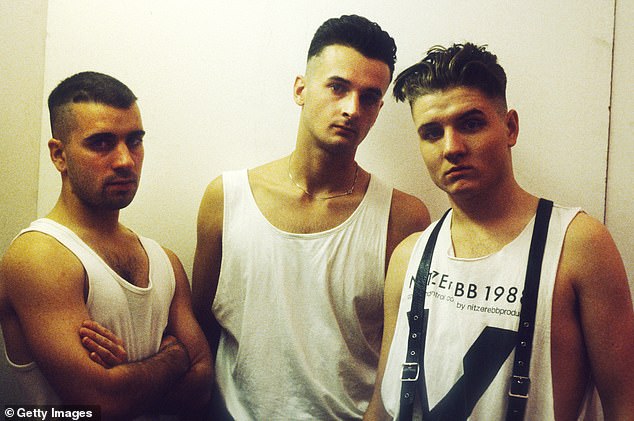 أصدرت Nitzer Ebb ألبومها الأول في إجمالي العمر في عام 1987 قبل نشر سلسلة من المشاريع في العقد التالي بما في ذلك Showtime و Ebbhead (Douglas في الصورة على اليمين)