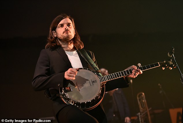 الموسيقي البالغ من العمر 38 عامًا في جولة أمريكية لأول مرة مع فرقته Mumford & Sons منذ مغادرة وينستون مارشال (في الصورة في ديسمبر 2019) قبل أربع سنوات