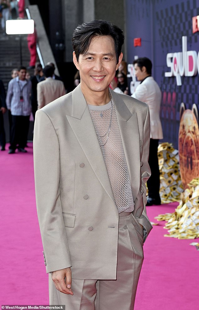 انضمت إلى Lee Jung-Jae ، التي تلعب دور الشخصية الرئيسية Seong Gi-Hun في سلسلة Netflix ، وبدا أنيقة على السجادة الوردية